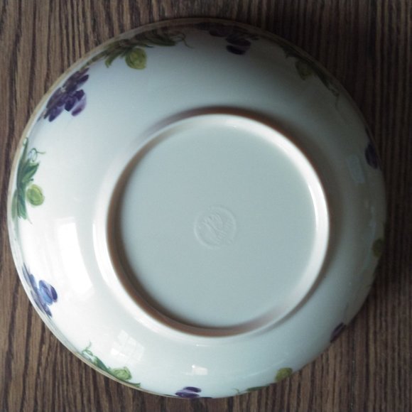 Large Melamine Serving Bowl w/Grape Design - Picture 2 of 7